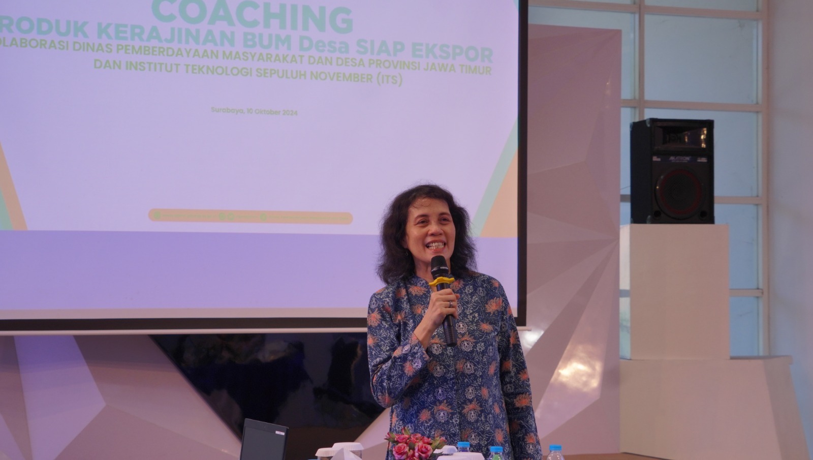 Kepala Pusat Kajian SDGs ITS Dr Dra Melania Suweni Muntini MT saat memberi sambutan pada Coaching Clinic