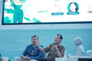 Kepala Pusat Penelitian Sains dan Teknologi Kelautan - Kebumian ITS Prof Dr Ir I Ketut Arya Priya Utama (tengah) saat sesi diskusi pada acara Pertamina Goes to Campus (PTGC) 2024