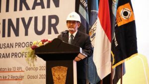 Ketua Persatuan Insinyur Indonesia (PII) Wilayah Jawa Timur Dr Ir Gentur Prihantono SP SH MT MH IPU saat memberikan pesan kepada para insinyur yang baru dilantik