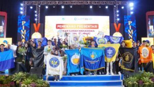 Kontingen ITS (tengah) dan berbagai tim perguruan tinggi lainnya pada malam penganugerahan Pimnas le-37 2024 yang berlangsung di Universitas Airlangga, Surabaya