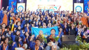 Kontingen Pimnas ke-37 ITS bersama para dosen pembimbing pada malam puncak penutupan Pimnas ke-37 2024 di Universitas Airlangga