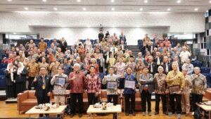 Para guru besar dari berbagai perguruan tinggi di Indonesia dan Jepang yang hadir dalam acara Professor Summit 2024 di Auditorium Gedung Research Center ITS