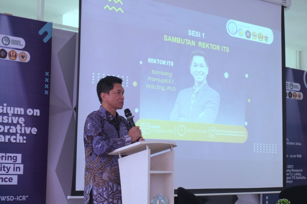Rektor ITS Ir Bambang Pramujati ST MScEng PhD saat menyampaikan sambutan pada Symposium on Inclusive Collaborative Research