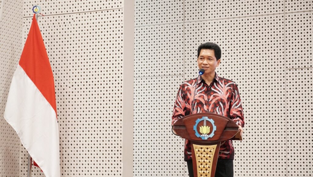 Rektor ITS Prof Ir Bambang Pramujati ST MSc Eng PhD saat membuka acara Professor Summit VI 2024 di Auditorium Research Center ITS