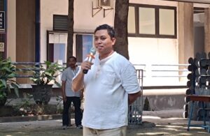 Gambar Direktur CV Andyrahman Architect Andy Rahman memberikan sambutan pembuka dalam kegiatan Pembuatan Bata Ramah Lingkungan