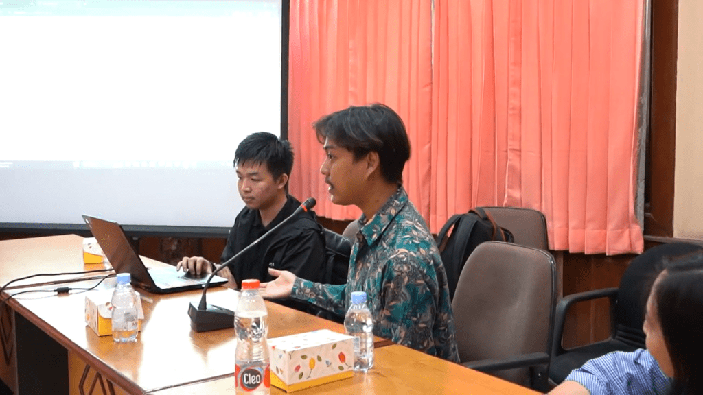Koordinator Tim IT Silaja Tegar Ganang Satrio Priambodo SKom saat mendemonstrasikan penginputan data untuk berbgai menu dan fitur Silaja