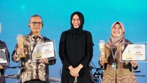Sekretaris ITS Dr Ir Umi Laili Yuhana SKom MSc (kanan) saat menerima penghargaan Terbaik I kategori Siaran Pers (Media Online) di ajang Anugerah Media Humas (AMH) 2024 di Bandung