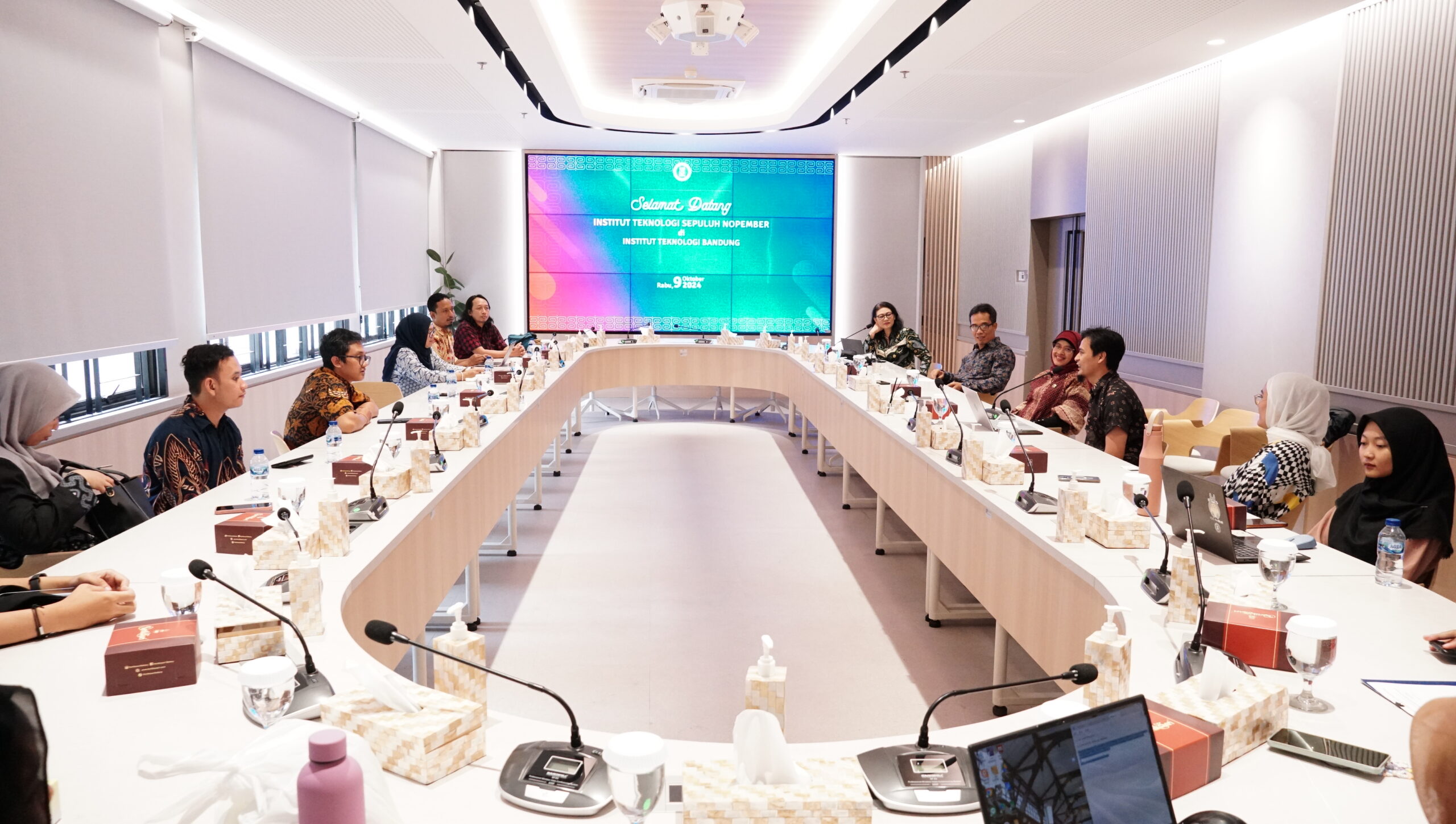 Gambar diskusi UKP ITS dan PPID ITB