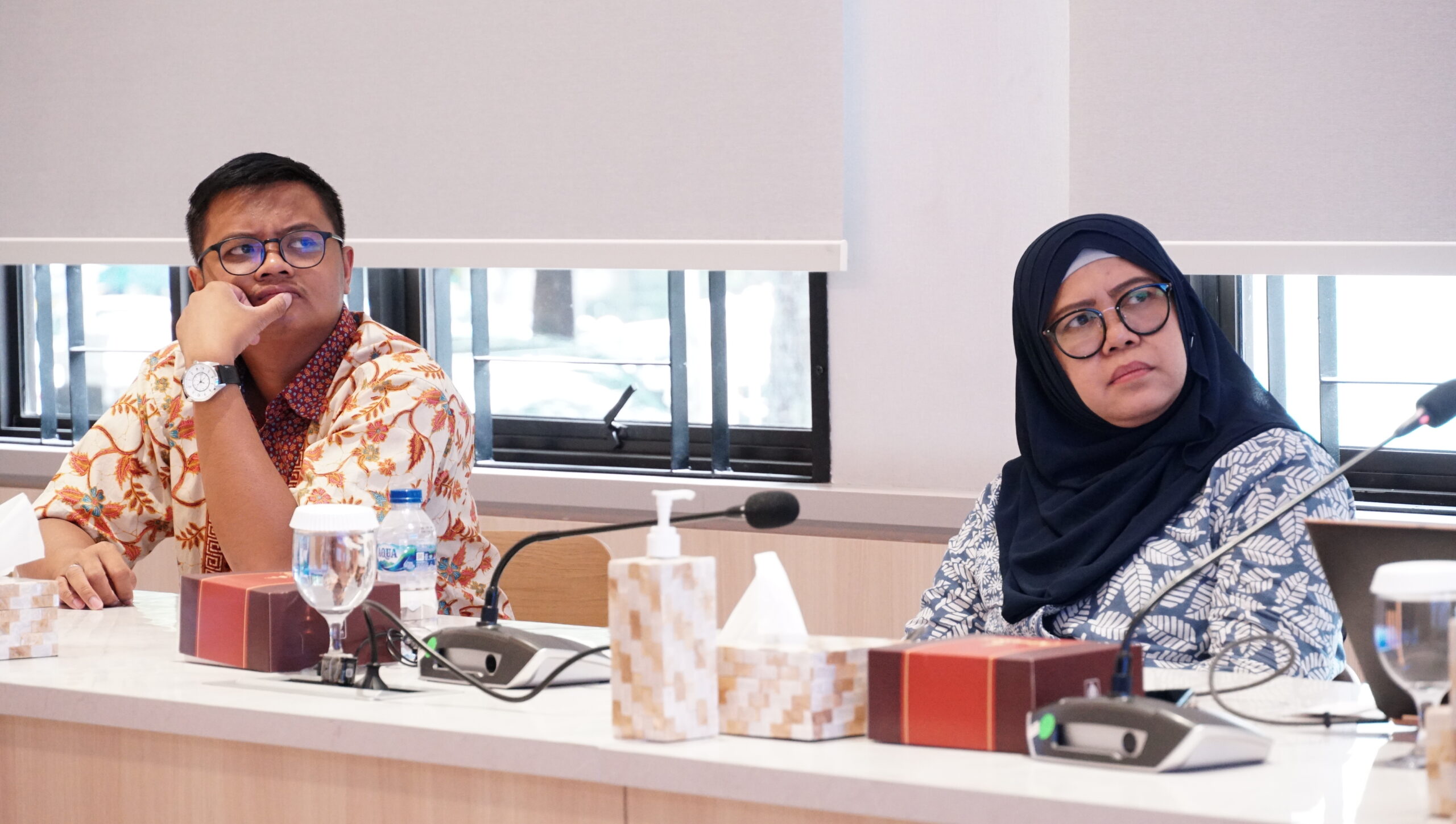 Gambar anggota tim UKP ITS ketika mengikuti diskusi