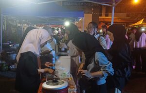 Foto Kerumuman mahasiswa yang mengunjungi salah satu gerai makanan di Food Festival Manajemen Bisnis ITS