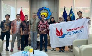 Gambar Rektor ITS Bambang Pramujati ST MSc Eng PhD (tengah) bersama tim Nawasena ITS dalam acara pelepasan tim menuju Maroko untuk seremoni penghargaan kompetisi International Student Design Competition 2024.