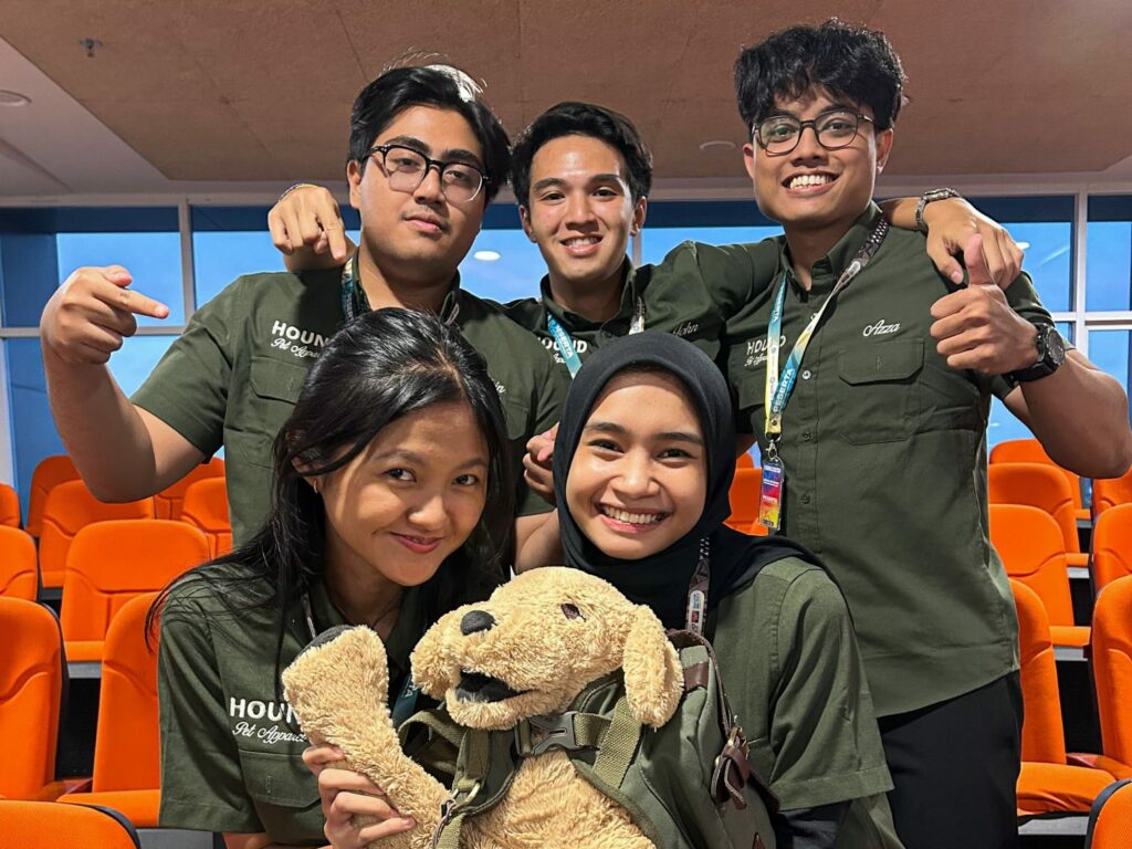 (dari atas kiri) Alvin Reyhan H, Johnathan Philbert, Azzakhulqi Ziven U, (dari kiri bawah) N Trikuriosi Damiari dan Latifah Qurrota Aini yang tergabung dalam tim Hound ITS