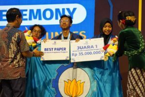 (dari kiri) Muhammad Rayyaan Fatikhahur Rakhim, Hilmi Fawwaz Sa’ad, dan Dian Kusumawati ketika berhasil meraih juara pertama divisi Desain UX pada ajang Gemastik ke-17 2024