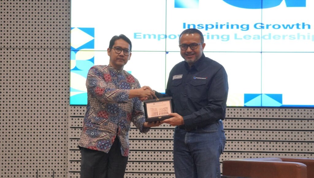 Agung Laksamana (kanan) saat memberikan cendera mata kepada Kepala Program Studi Pascasarjana Departemen Teknik Material dan Metalurgi, Mas Irfan Purbawanto Hidayat ST MSc PhD (kiri)