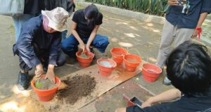 Gambar Peserta Lokakarya pembuatan Bata Ramah Lingkungan tengah mempraktekan cara pembuatan bata dari serbuk kayu