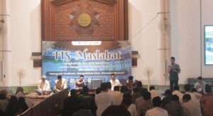 Gambar rektor ITS memberikan sambutan