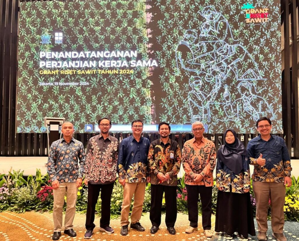 Direktur Riset dan Pengabdian Kepada Masyarakat (DRPM) ITS, Fadlilatul Taufany ST PhD (empat dari kanan) bersama bersama segenap peneliti saat penandatanganan perjanjian kerjasama Grant Riset Sawit 2024 di Movenpick Hotel Jakarta City Centre, Jakarta