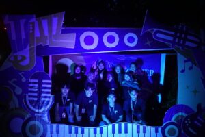 Gambar panitia ITS Jazz sedang berfoto bersama di photobooth yang tersedia