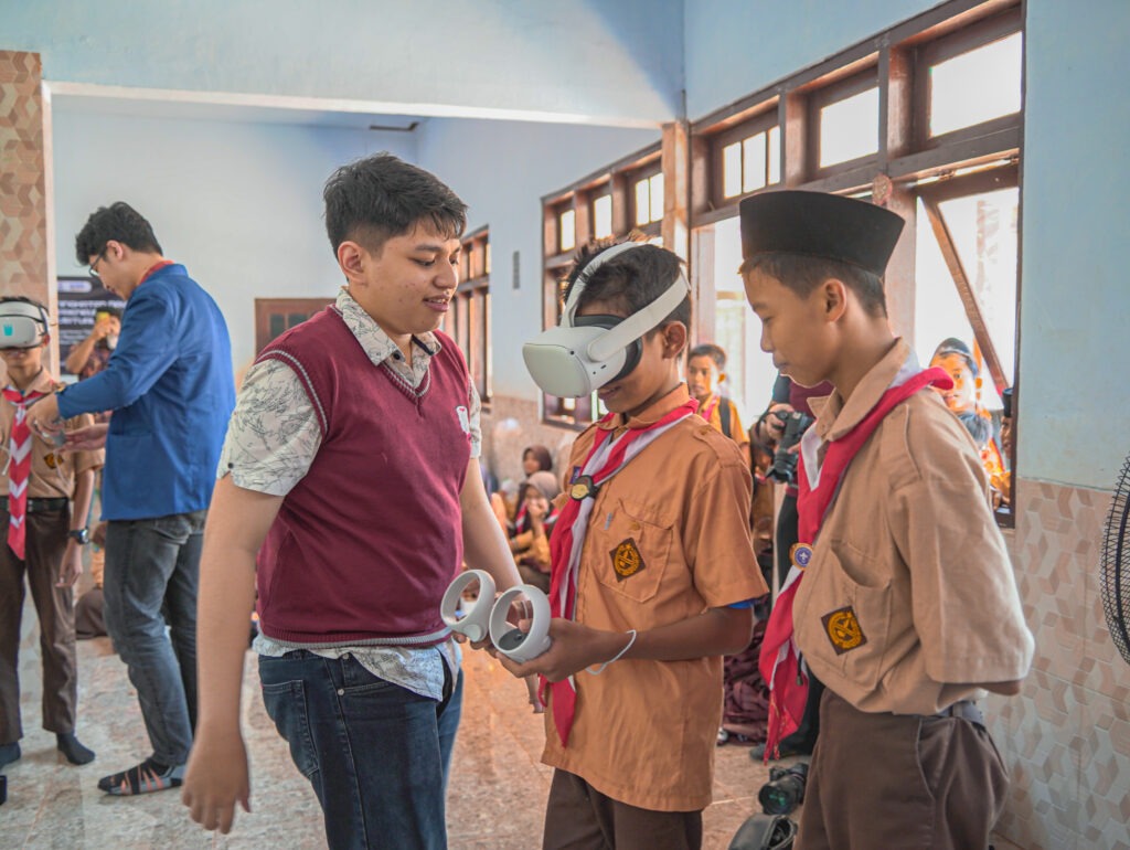 Para santri di Mathla'ul Amin saat mencoba simulasi berbagai macam profesi melalui teknologi VR