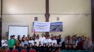 Foto bersama dosen dan mahasiswa Departemen Teknik Elektro ITS dengan para petani di Desa Krogowonan, Magelang