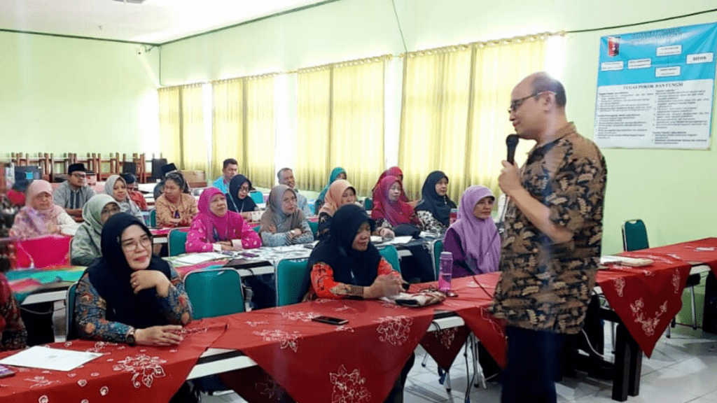 Ir Achmad Holil Noor Ali MKom (paling kanan) saat menyampaikan materi terkait manajemen sekolah di SMP Negeri 1 Dagangan