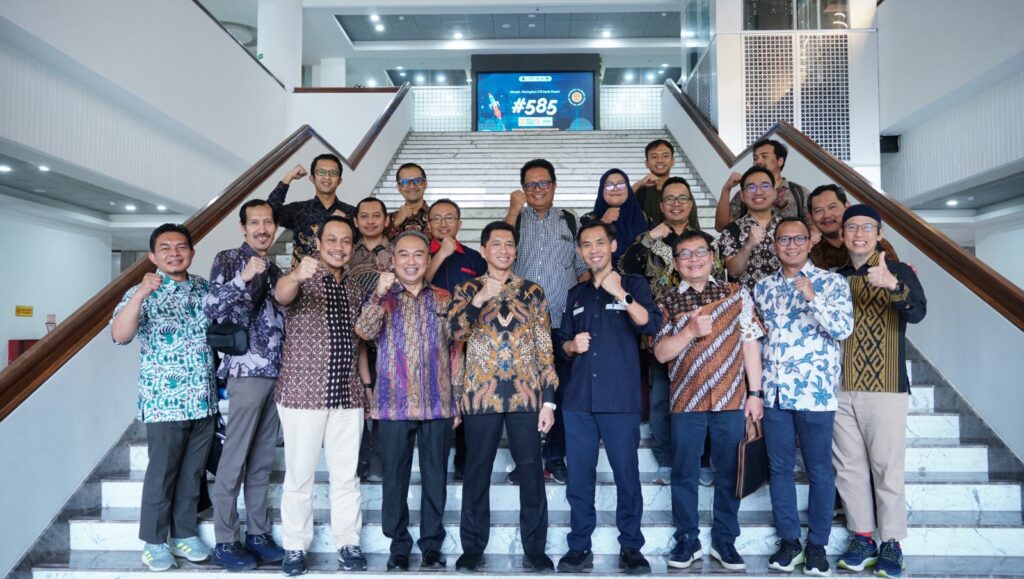 Foto bersama jajaran pimpinan ITS bersama SKK Migas dan perusahaan migas asal Italia ENI