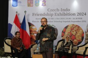 Gambar Kepala Urusan Ekonomi dan Perdagangan Kedutaan Besar Republik Ceko, Pavel Drlik memberikan pemaparan pada Talkshow Transportasi Publik