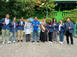 Tim KKN ITS DTK selama menjalankan program literasi kelautan di SD NU 1 Trate Gresik