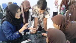 Pengenalan komponen-komponen dasar Internet of Things (IoT) kepada siswa SMA Negeri 2 Pasuruan oleh mahasiswa ITS
