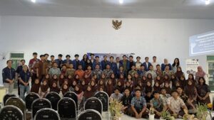 Jejeran tim pengajar dari Departemen Teknik Elektro dengan para siswa di SMA Negeri 2 Pasuruan