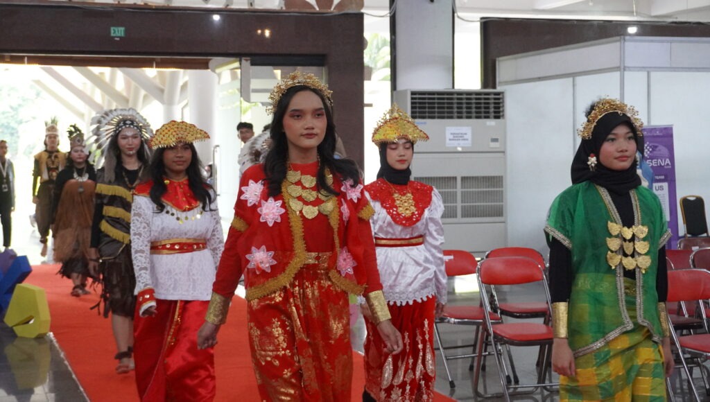 Gambar penampilan busana adat 38 provinsi di Indonesia