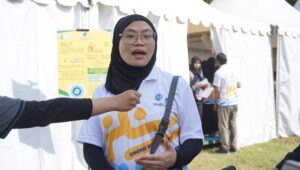 Gambar Koordinator Kegiatan Bakti Sosial ITS dr Ratri Dwi Indiriani Sp An FIP PPP ketika diwawancarai pada acara Bakti Sosial ITS