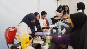 Gambar peserta bakti sosial melakukan cek kesehatan pada kegiatan bakti sosial ITS