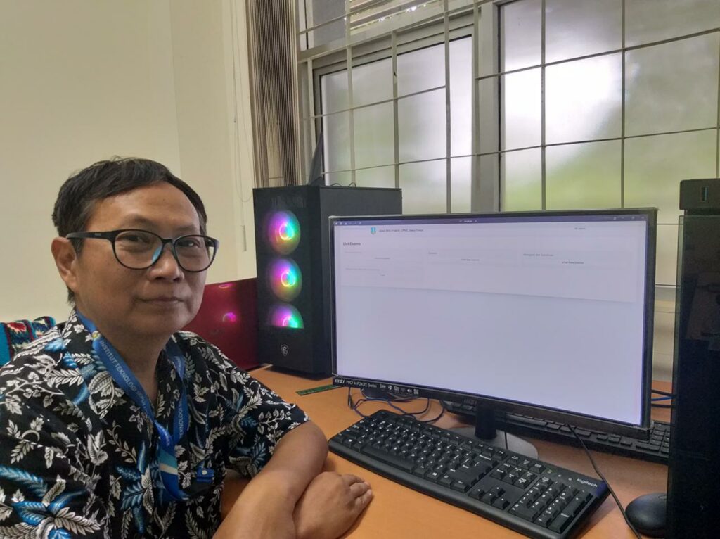 Ketua Tim Teknis ITS Dr Dwi Sunaryono SKom MKom saat menunjukkan aplikasi server web autograder yang digunakan untuk menilai Tes CPNS