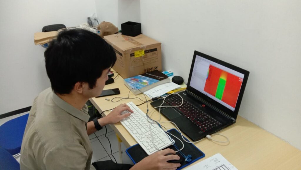 Ketua tim PKM-RE ITS Yusuf Chandra ST saat menyimulasikan ektraksi energi di sumur minyak terbengkalai dengan metode Computational Fluid Dynamics