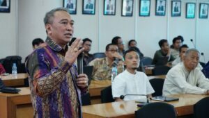 Koordinator Tim Ahli Prof Dr Ketut Buda Artana ST MSc saat memaparkan rancangan Proyek Strategis Nasional (PSN) Lapangan Gas Laut Dalam Gendalo Gandang