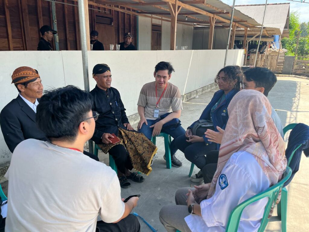 Sesi diskusi in depth interview antara tim PKM-RSH Nyadran Inception dari ITS dengan Kepala Desa Tondomulo dan Kepala Adat Desa Tondomulo, Bojonegoro