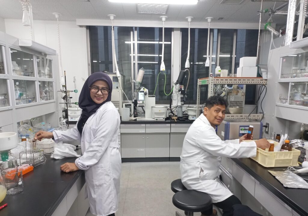 Sri Fatmawati SSi MSc PhD (kiri) bersama sang suami Prof Adi Setyo Purnomo SSi MSc PhD saat melakukan penelitian di salah satu laboratorium di Kyushu University, Jepang