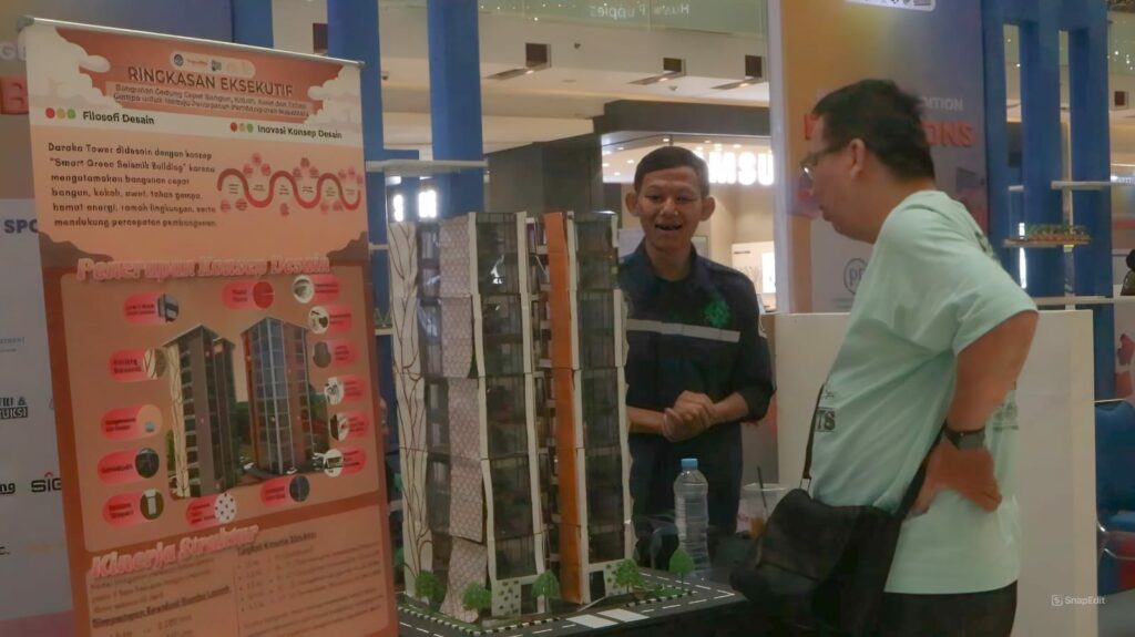 Gambar pameran prototype kontruksi gedung tinggi di forum talkshow with alumni