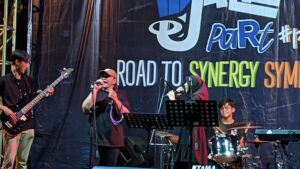 Gambar Band Unit Kegiatan Mahasiswa (UKM) Musik ITS berduet bersama Yuli (dua dari kiri)