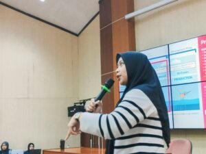 Potret Astrini Yuswandari berinteraksi dengan hadirin seminar