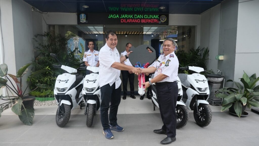 Direktur PT ITS Tekno Sains Dr Ir I Ketut Gunarta MT (kiri) saat menyerahkan secara simbolis kendaraan Listrik EVITS kepada Kepala Dinas Perhubungan Jatim Dr Nyono ST MT