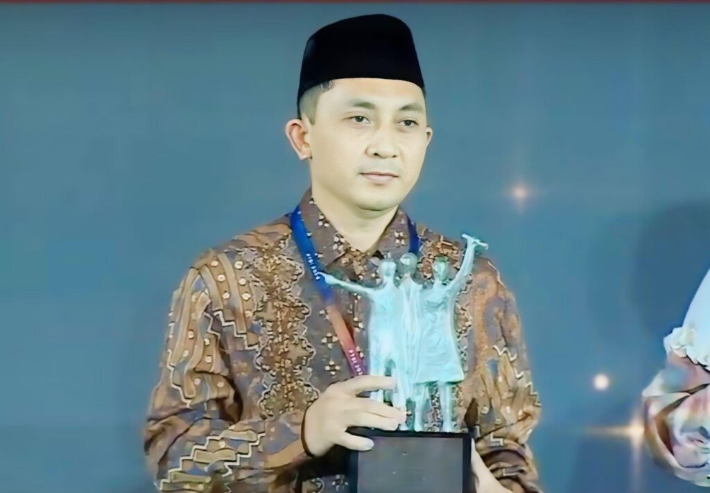 Guru besar ITS Prof Setiyo Gunawan ST PhD IPM saat menerima penghargaan Bank Indonesia (BI) Awards 2024 pada Pertemuan Tahunan Bank Indonesia (PTBI) di Jakarta