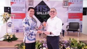 Kepala BRIN (kanan) saat memberikan penghargaan Top Kolaborator BRIN periode 2021 - 2024 kepada Rektor ITS (kiri)