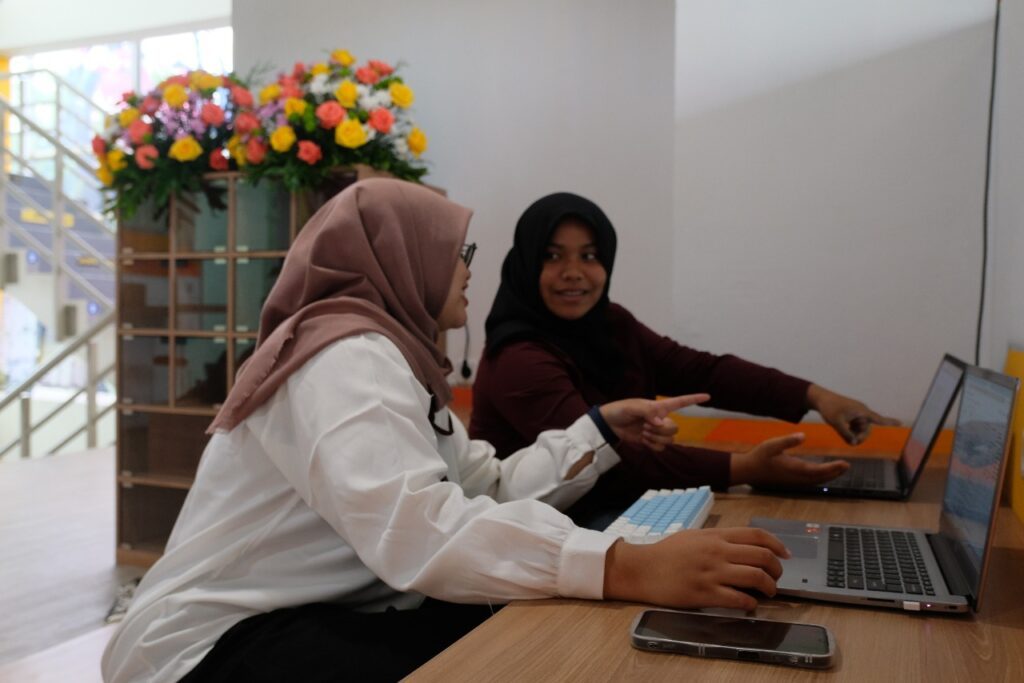 Mahasiswa Departemen Sistem Informasi ITS melakukan diskusi di salah satu ruang yang tersedia di CCWS Inovasi Digital ITS