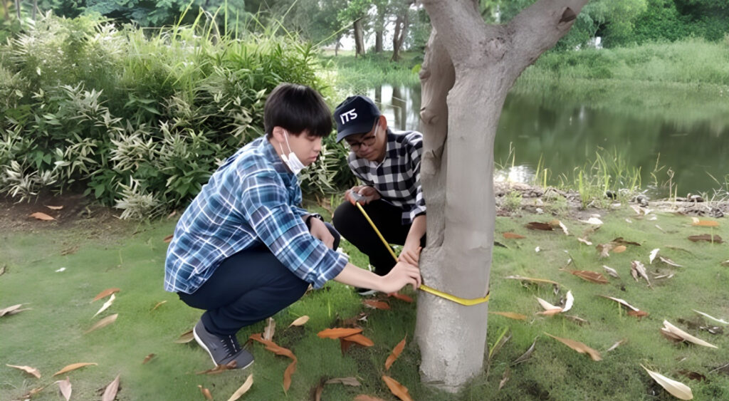 Mahasiswa Departemen Teknik Geofisika ITS saat melakukan observasi kondisi pohon untuk meminimalisir dampak angin puting beliung