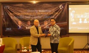 Manajer Senior ILBI ITS Baroto Tavip Indrojarwo MSi (kiri) saat memberikan cinderamata kepada SVP SDM Pupuk Kaltim Eko Cahyo Dewi Oktori