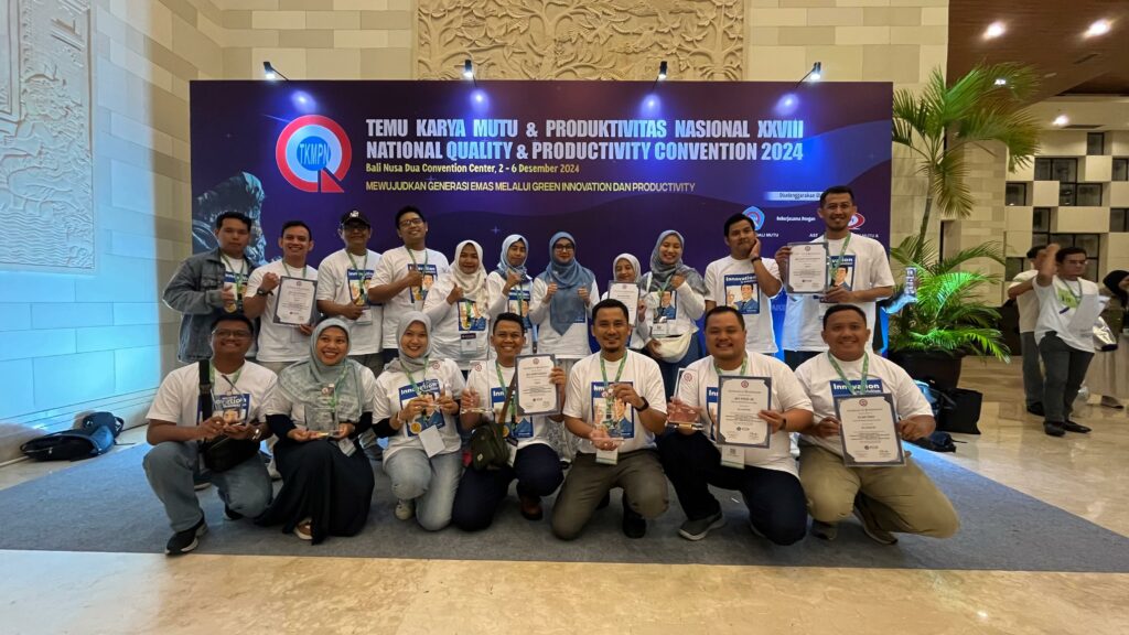 Para tendik ITS yang ditunjuk sebagai kontingen pada ajang TKMPN XXVIII 2024 di Bali dan berhasil memboyong tiga medali emas dan tiga medali platinum
