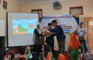 Penyerahan Cinderamata Kepada TK Tunas Nusantara kepada tim Abmas ITS sebagai penutup kegiatan pembelajaran