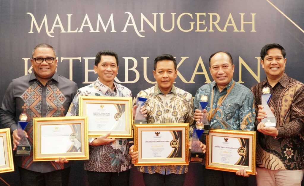 Rektor ITS Prof Ir Bambang Pramujati ST MSc Eng PhD (dua dari kiri) bersama pimpinan perguruan tinggi lainnya seusai menerima penghargaan Kualifikasi Informatif dalam Anugerah KIP 2024